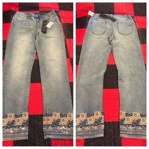 NWT DG2 by Diane Gilman jeggings size 4
Inseam 27”
Inseam floral design